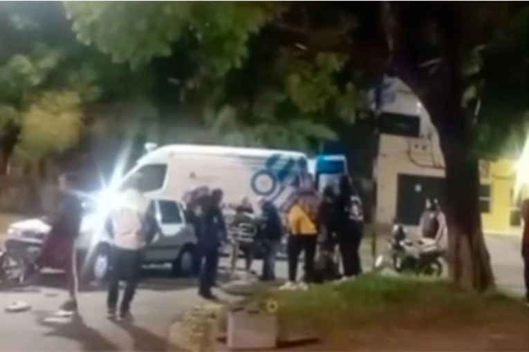 Accidente de tránsito en Paraná: un motociclista fue hospitalizado tras colisión con automóvil