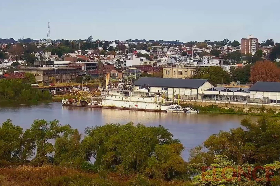 La draga 402, amarrada en el Puerto de Paran&aacute; desde 2012 (foto Elonce)