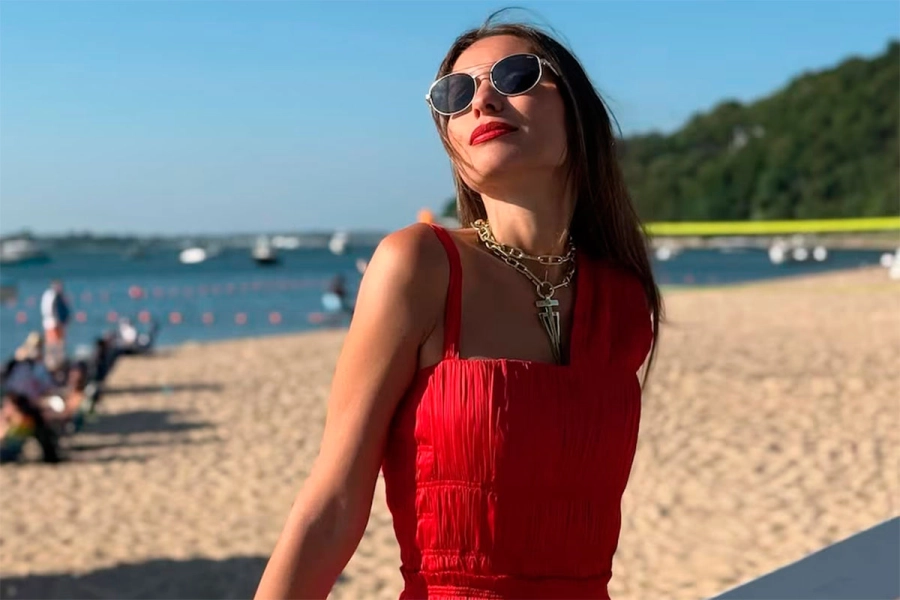 Pampita impone moda desde California con un vestido rojo