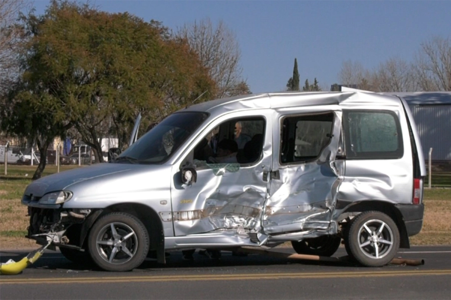 Violento choque entre una Hilux y un utilitario en Ruta 12, frente al Parque Industrial de Crespo (foto Desde Crespo)
