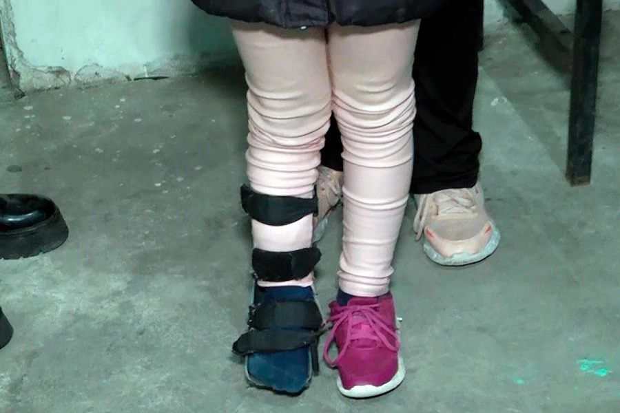 Mayla est&aacute; con una bota. Elonce