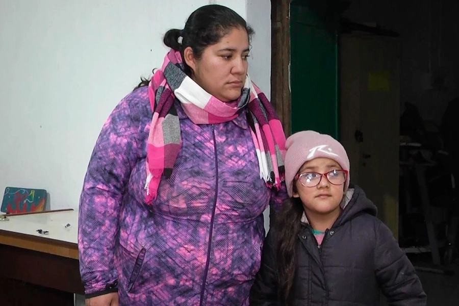 Mayla con su mam&aacute;. Elonce