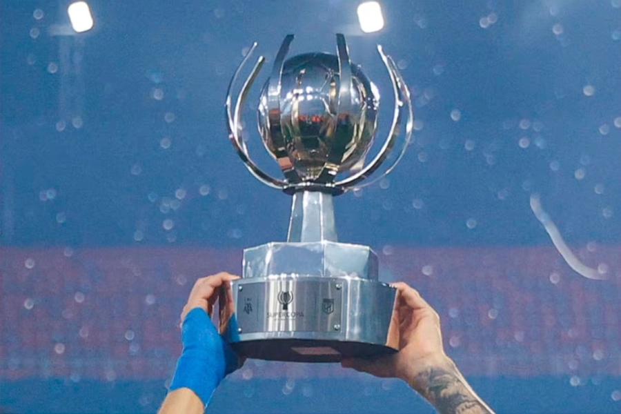 El trofeo de la Supercopa Internacional: ya lo ganaron Racing y Talleres (Foto: EFE).