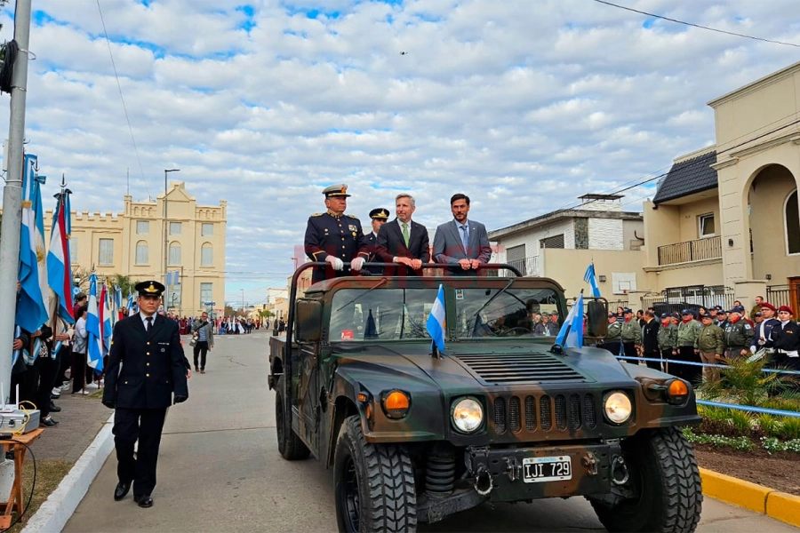Emoci&oacute;n y orgullo en el desfile por la Independencia en Diamante