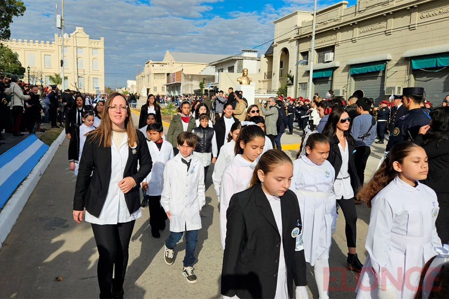 Emoci&oacute;n y orgullo en el desfile por la Independencia en Diamante