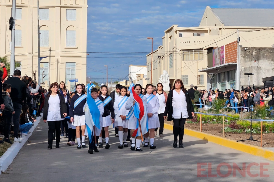 Emoci&oacute;n y orgullo en el desfile por la Independencia en Diamante