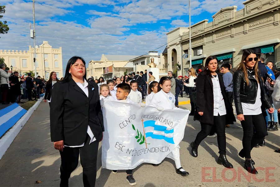 Emoci&oacute;n y orgullo en el desfile por la Independencia en Diamante