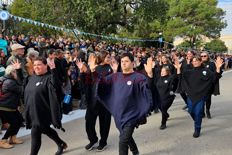 Emoci&oacute;n y orgullo en el desfile por la Independencia en Diamante
