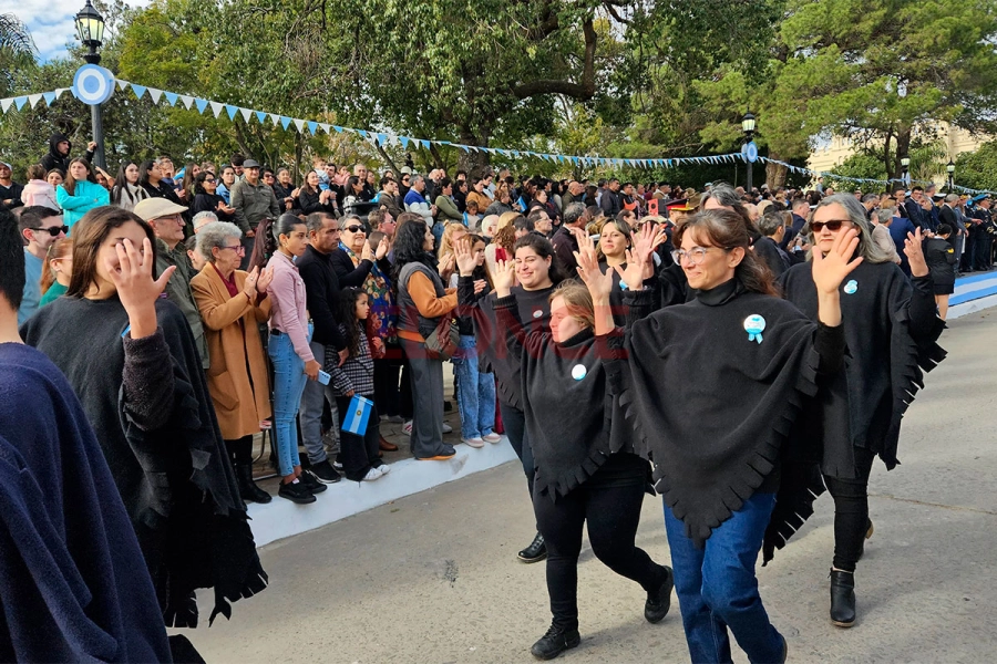 Emoci&oacute;n y orgullo en el desfile por la Independencia en Diamante