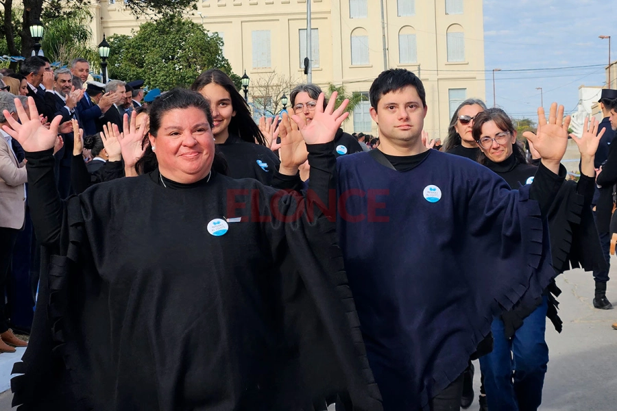 Emoci&oacute;n y orgullo en el desfile por la Independencia en Diamante
