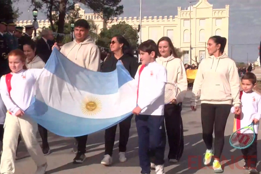 Un desfile cargado de emoci&oacute;n y orgullo familiar en Diamante por la Independencia