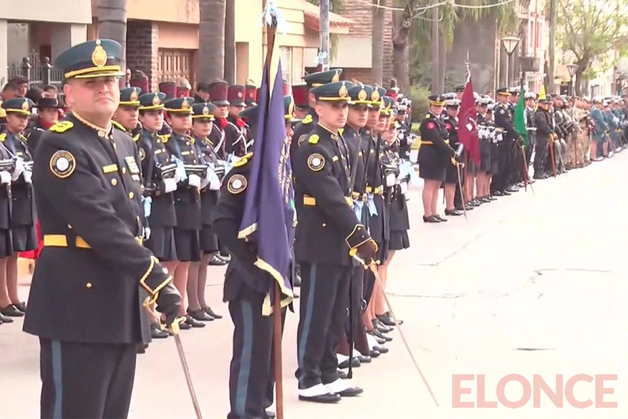 Emoci&oacute;n y orgullo en el desfile por la Independencia en Diamante