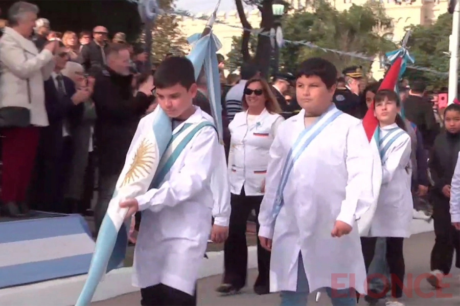 Emoci&oacute;n y orgullo en el desfile por la Independencia en Diamante