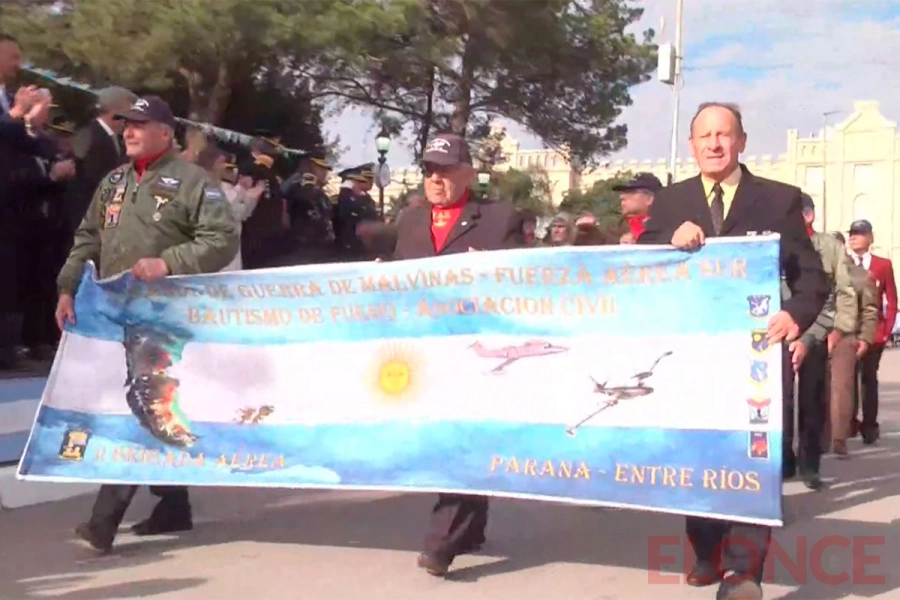 Emoci&oacute;n y orgullo en el desfile por la Independencia en Diamante