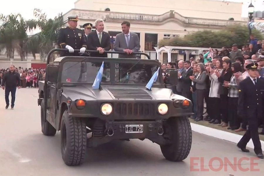 Emoci&oacute;n y orgullo en el desfile por la Independencia en Diamante
