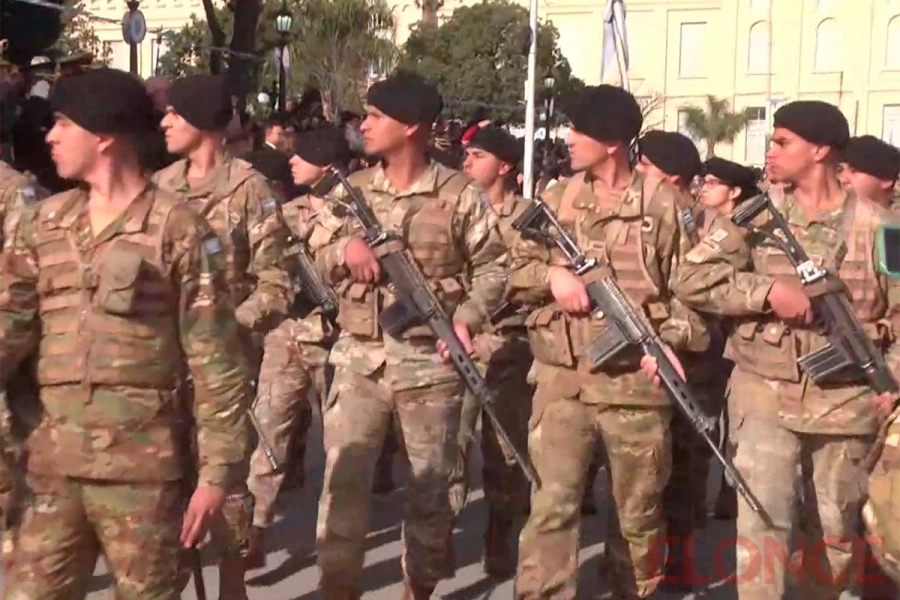 Emoci&oacute;n y orgullo en el desfile por la Independencia en Diamante