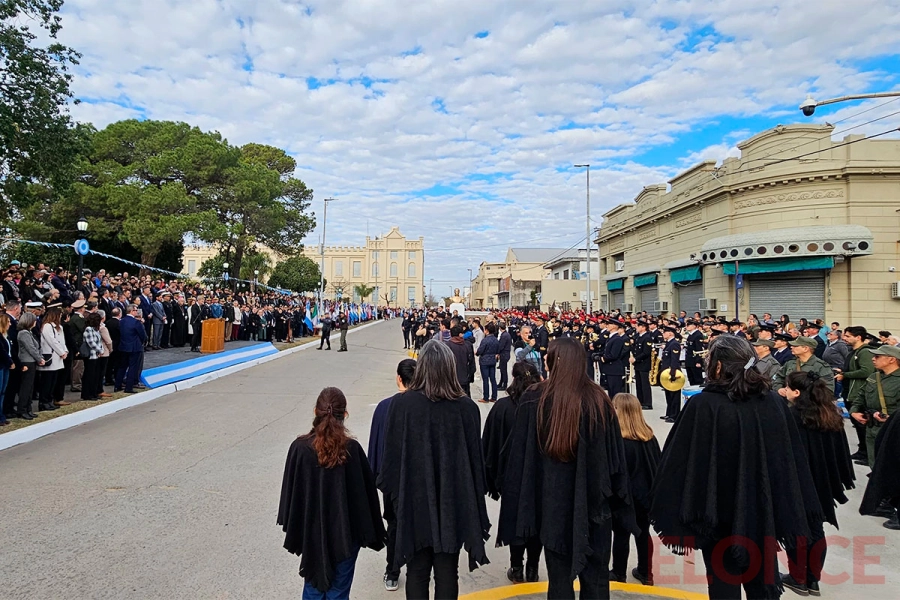 Emoci&oacute;n y orgullo en el desfile por la Independencia en Diamante