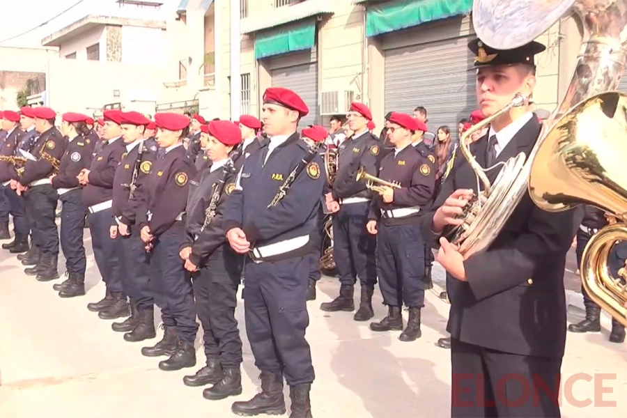 Emoci&oacute;n y orgullo en el desfile por la Independencia en Diamante