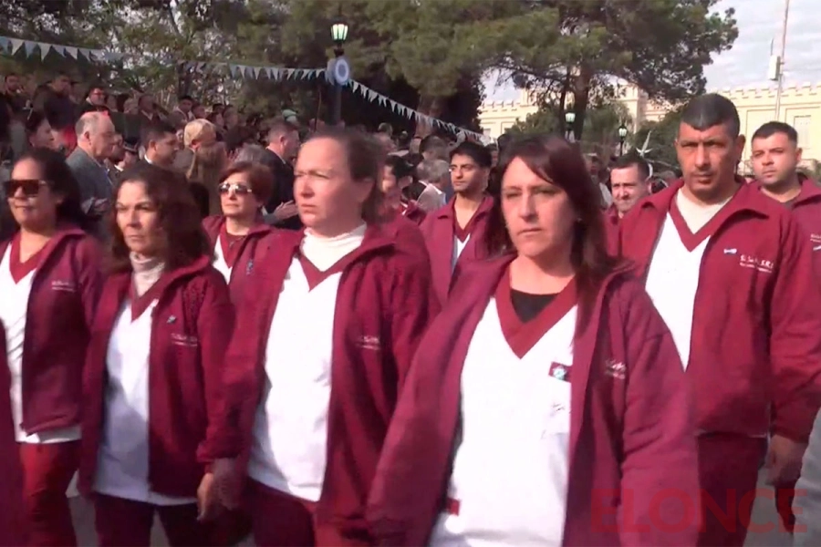 Emoci&oacute;n y orgullo en el desfile por la Independencia en Diamante