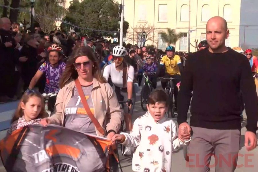 Emoci&oacute;n y orgullo en el desfile por la Independencia en Diamante