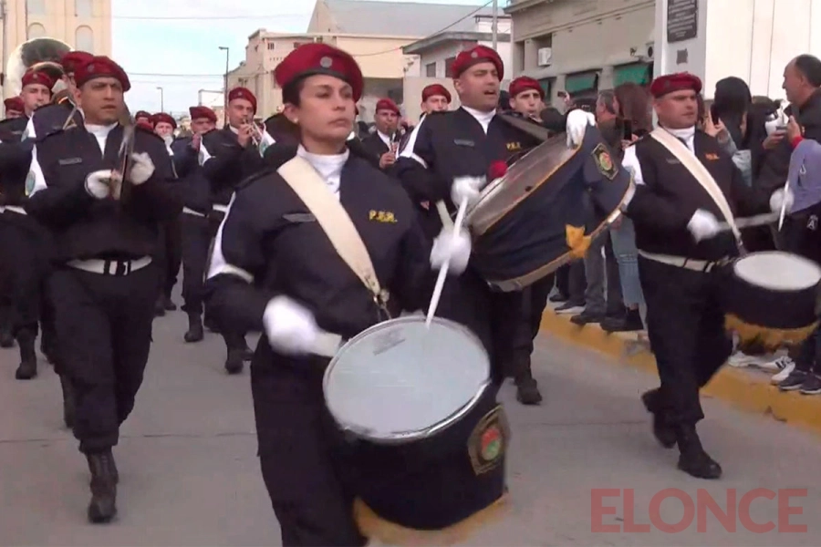 Emoci&oacute;n y orgullo en el desfile por la Independencia en Diamante