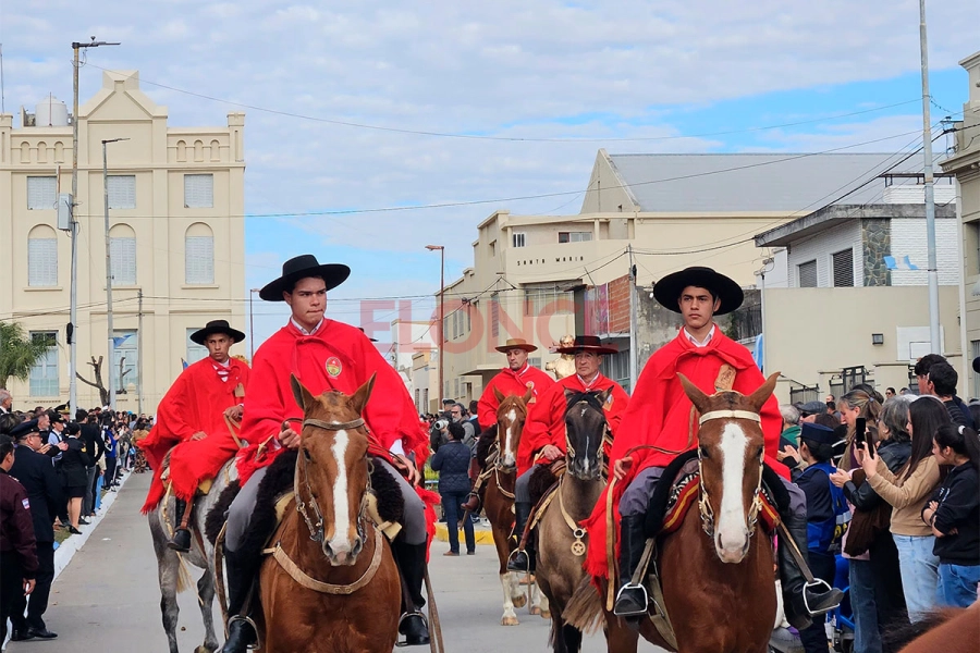 Emoci&oacute;n y orgullo en el desfile por la Independencia en Diamante