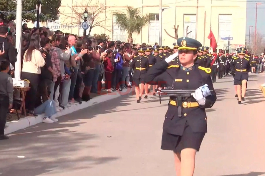 Emoci&oacute;n y orgullo en el desfile por la Independencia en Diamante