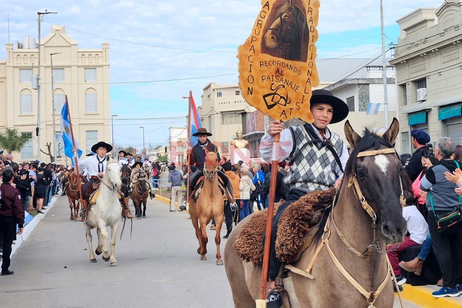 Emoci&oacute;n y orgullo en el desfile por la Independencia en Diamante