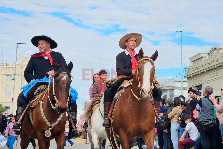 Emoci&oacute;n y orgullo en el desfile por la Independencia en Diamante