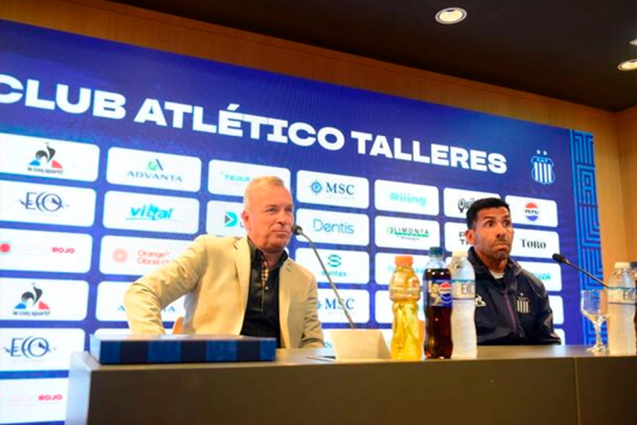 Carlos Tevez durante su presentación en Talleres, junto al presidente Andrés Fassi. (La Voz)
