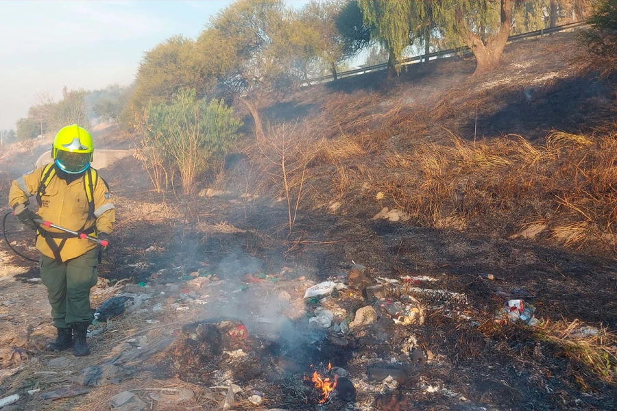(Bomberos Voluntarios Paran&aacute;).