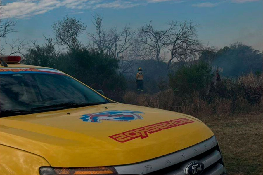 (Bomberos Voluntarios Paran&aacute;).