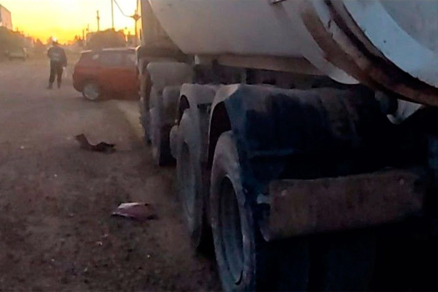 Conductor choc&oacute; contra un cami&oacute;n estacionado