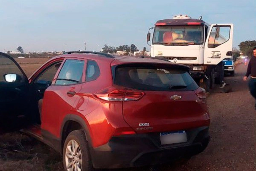 Conductor choc&oacute; contra un cami&oacute;n estacionado