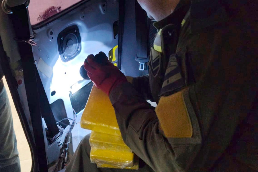 Llevaban cocaína escondida en camionetas. Gendarmería Nacional