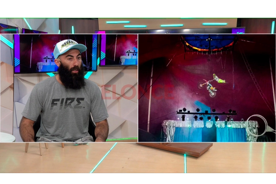 Francisco Navarro deslumbra en el Circo Lux con saltos de 12 metros en moto (foto Elonce)