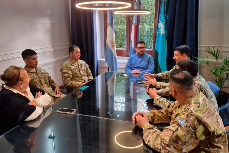 Paracaidistas del Ej&eacute;rcito (foto Municipalidad de Gualeguaych&uacute;)