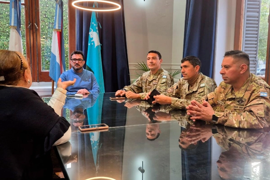 Paracaidistas del Ej&eacute;rcito (foto Municipalidad de Gualeguaych&uacute;)