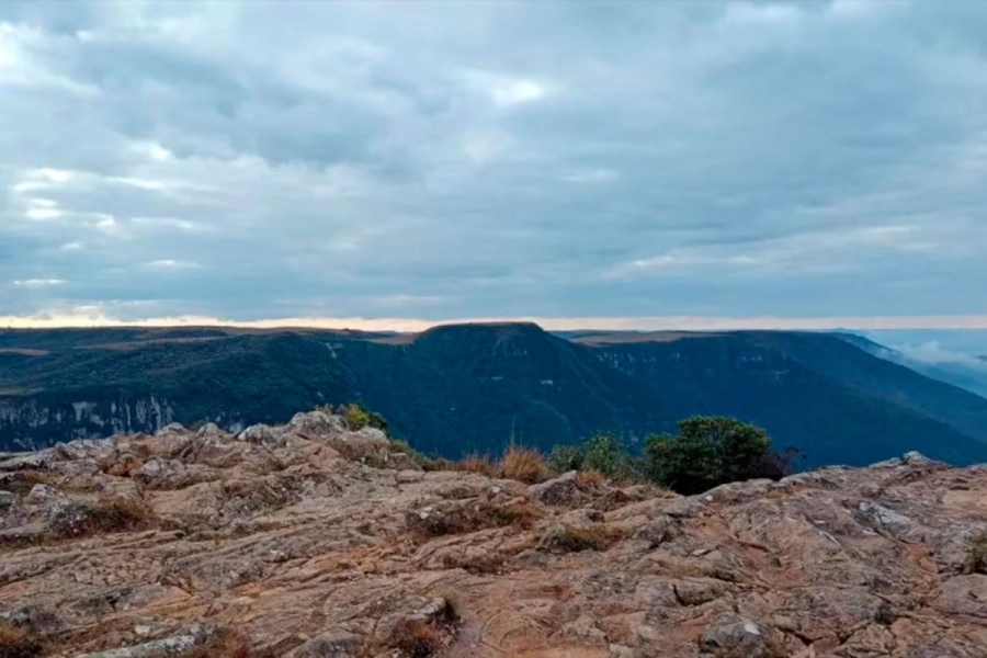 La nena cay&oacute; de un acantilado en el ca&ntilde;&oacute;n de Fortaleza. (Foto: gentileza CNN Brasil).