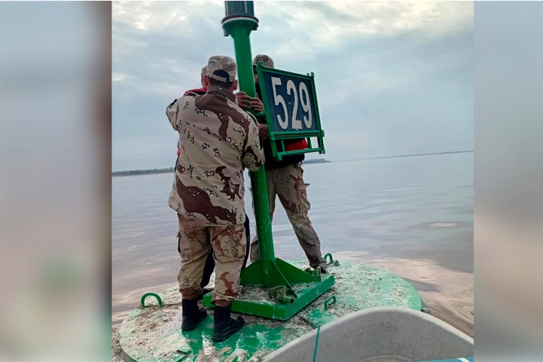 Rescataron a cuatro pescadores tras el naufragio de una canoa en el río Paraná