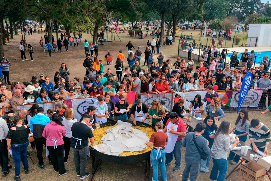 La Paz festeja con m&uacute;sica, paella y alegr&iacute;a