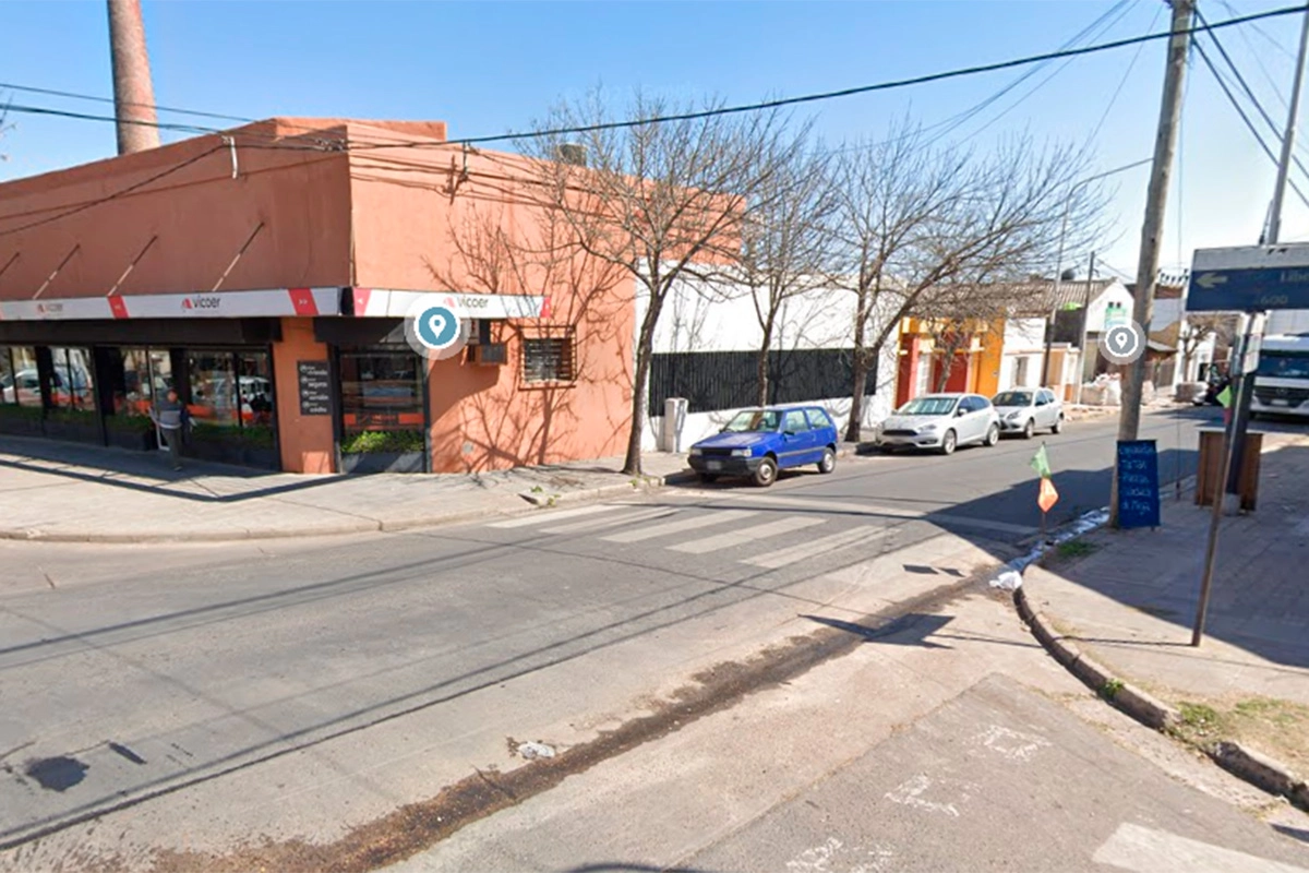 Joven intentó abrir un auto Joven intentó abrir un auto