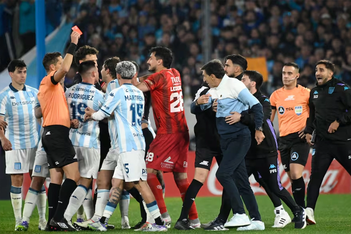 Racing tuvo un polémico debut con un penal en el final. Racing tuvo un polémico debut con un penal en el final.