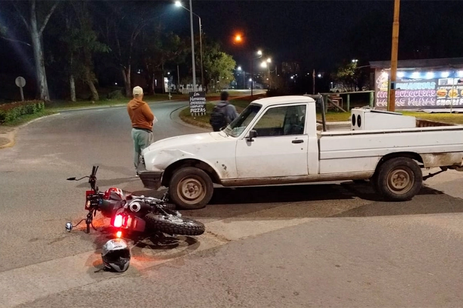Motociclista fue hospitalizado tras chocar con una camioneta