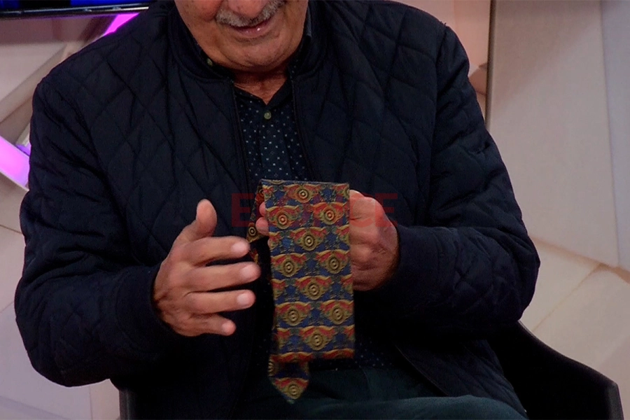 Moine mostr&oacute; una corbata de Ermenegildo Zegna, valuada en 800 d&oacute;lares, que le obsequi&oacute; Menen (foto Elonce)