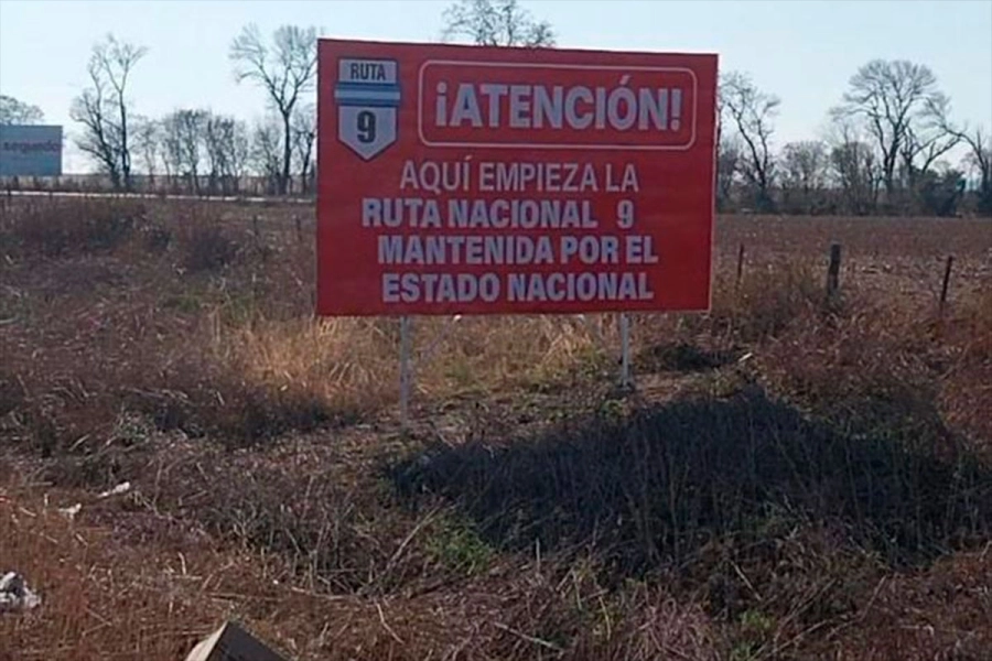 Carteles rojos para denunciar el "olvido" nacional. (GPSF).