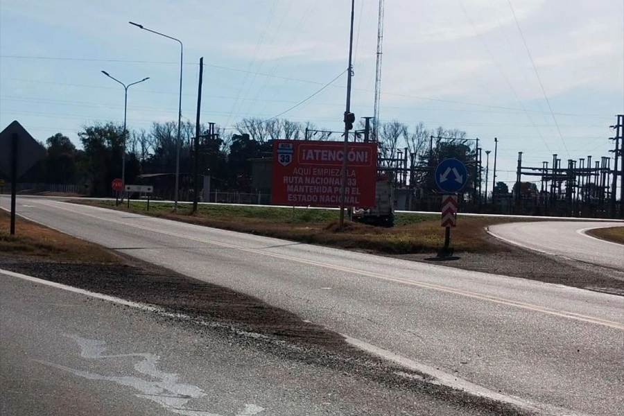 Carteles rojos para denunciar el "olvido" nacional. (GPSF).