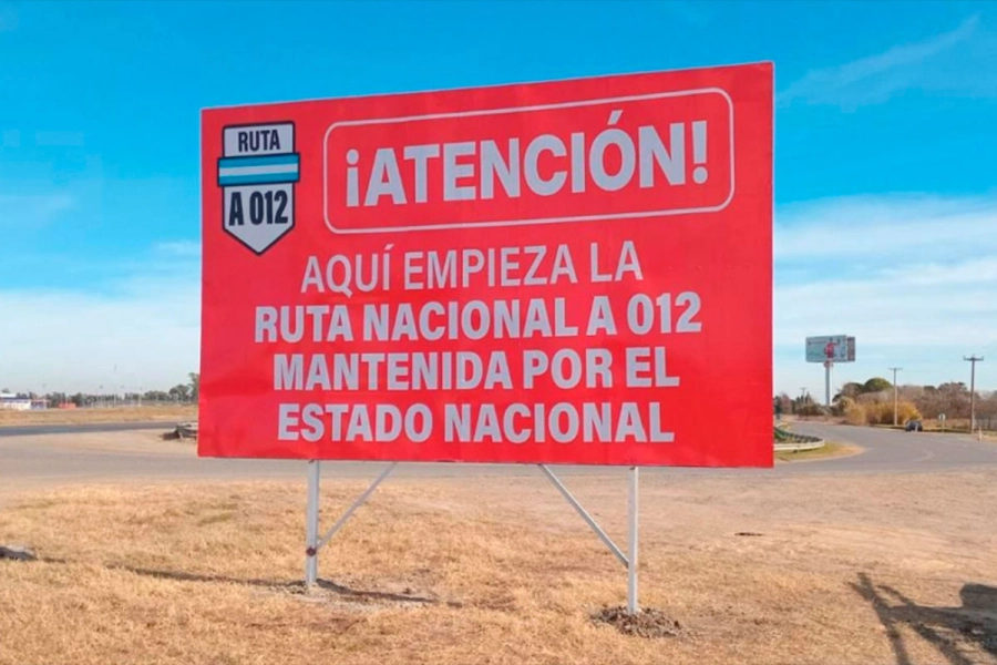 Carteles rojos para denunciar el "olvido" nacional. (GPSF).