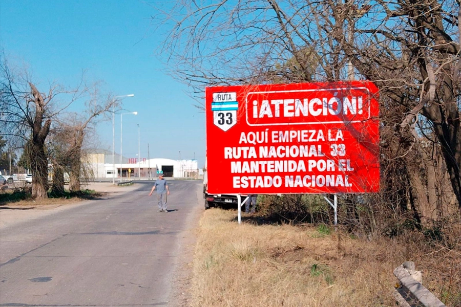 Carteles rojos para denunciar el "olvido" nacional. (GPSF).