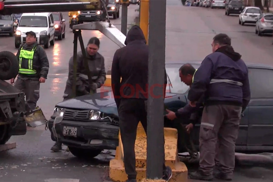 Un autom&oacute;vil choc&oacute; una puntera en avenida Ram&iacute;rez